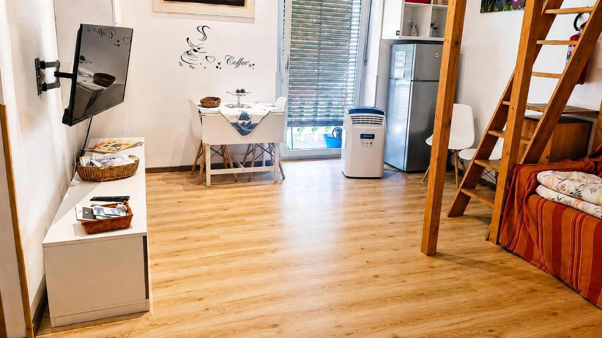 Zona giorno con scala che porta al letto soppalcato
