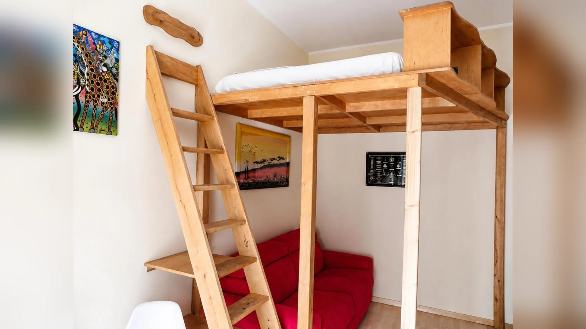 Il letto soppalcato in legno con la scala di accesso