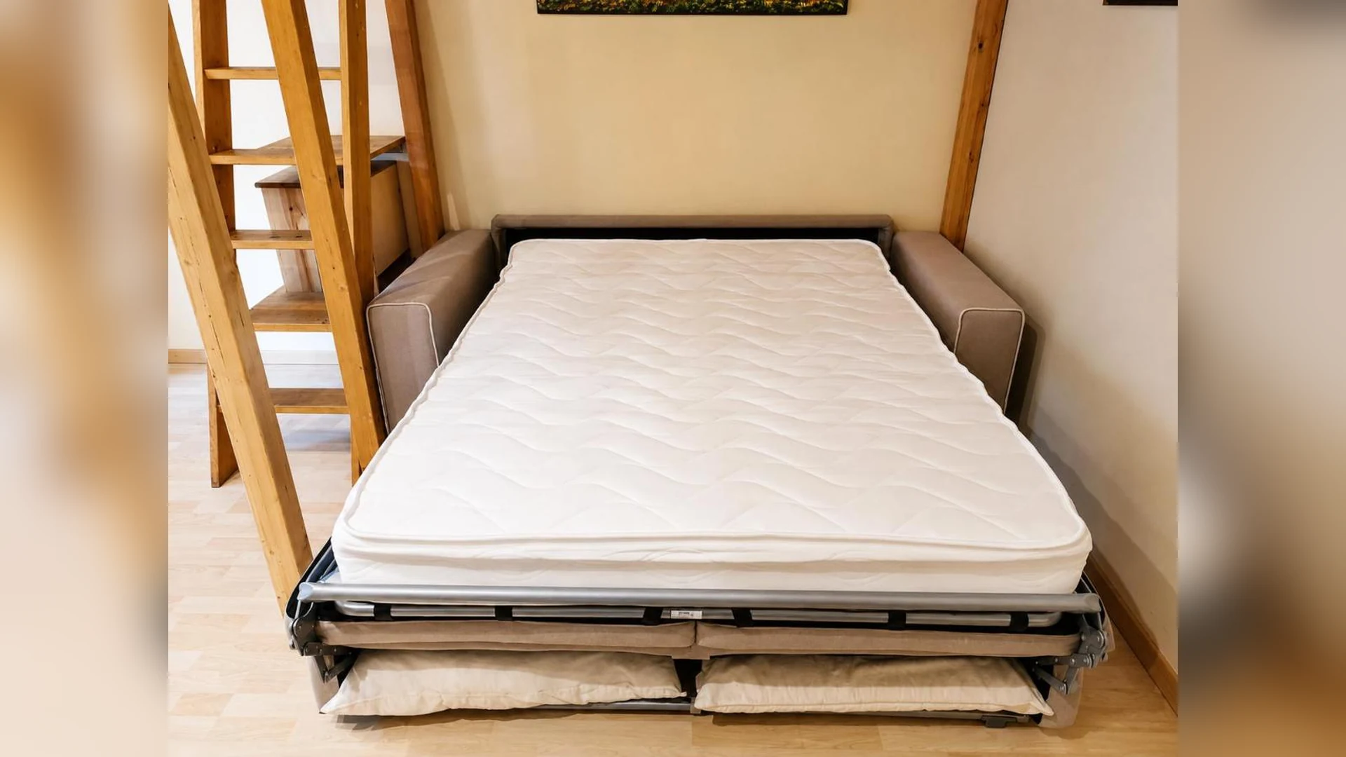 Il divano letto aperto, pronto per la notte