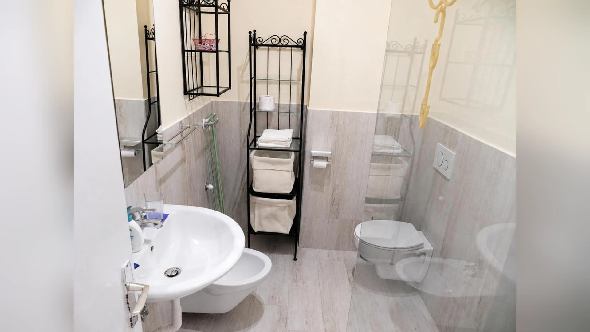 Il bagno del monolocale con lavabo e sanitari