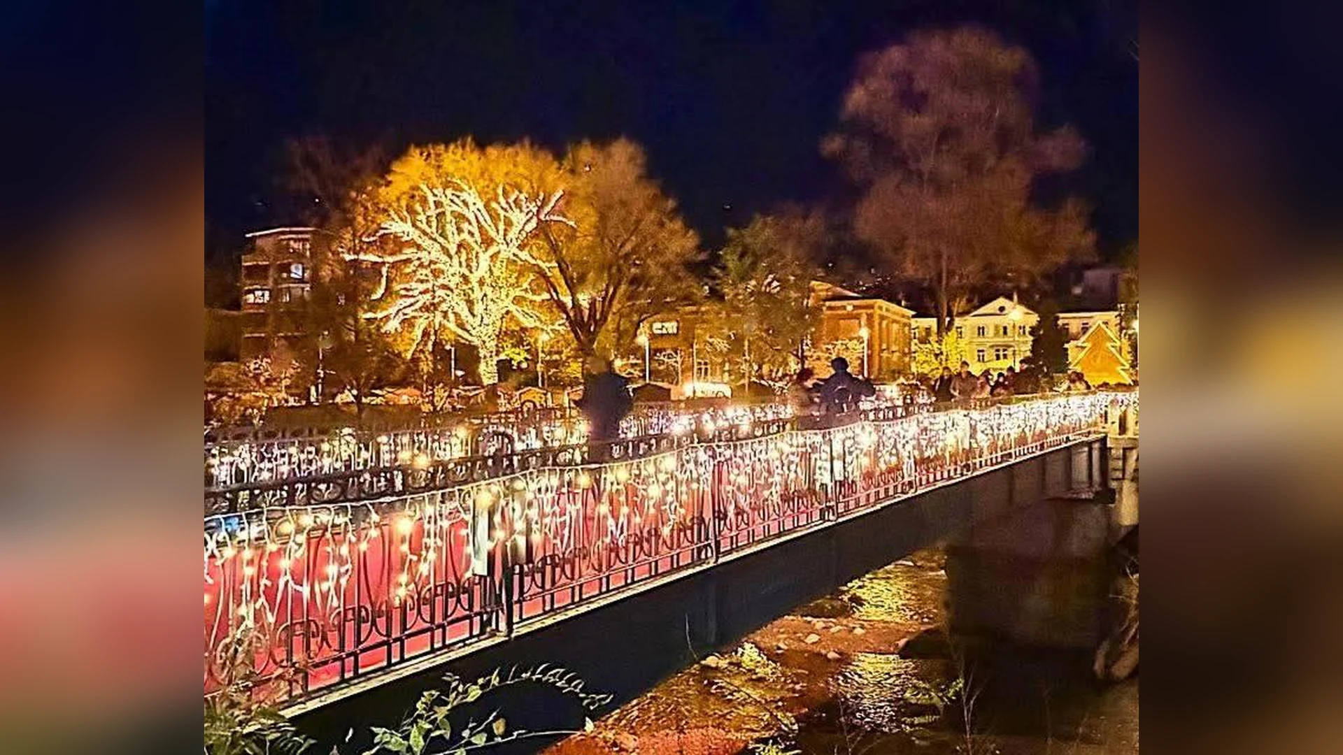 Merano, il ponte sul Passirio illuminato durante i Mercatini di Natale