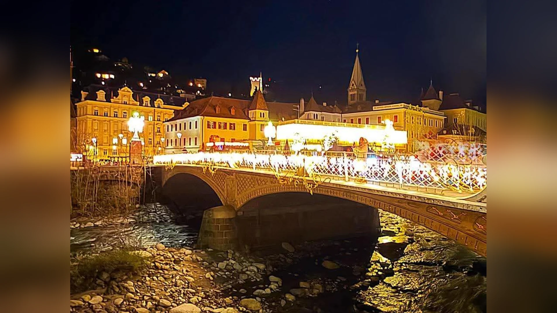 Il centro storico di Merano illuminato di notte durante le feste
