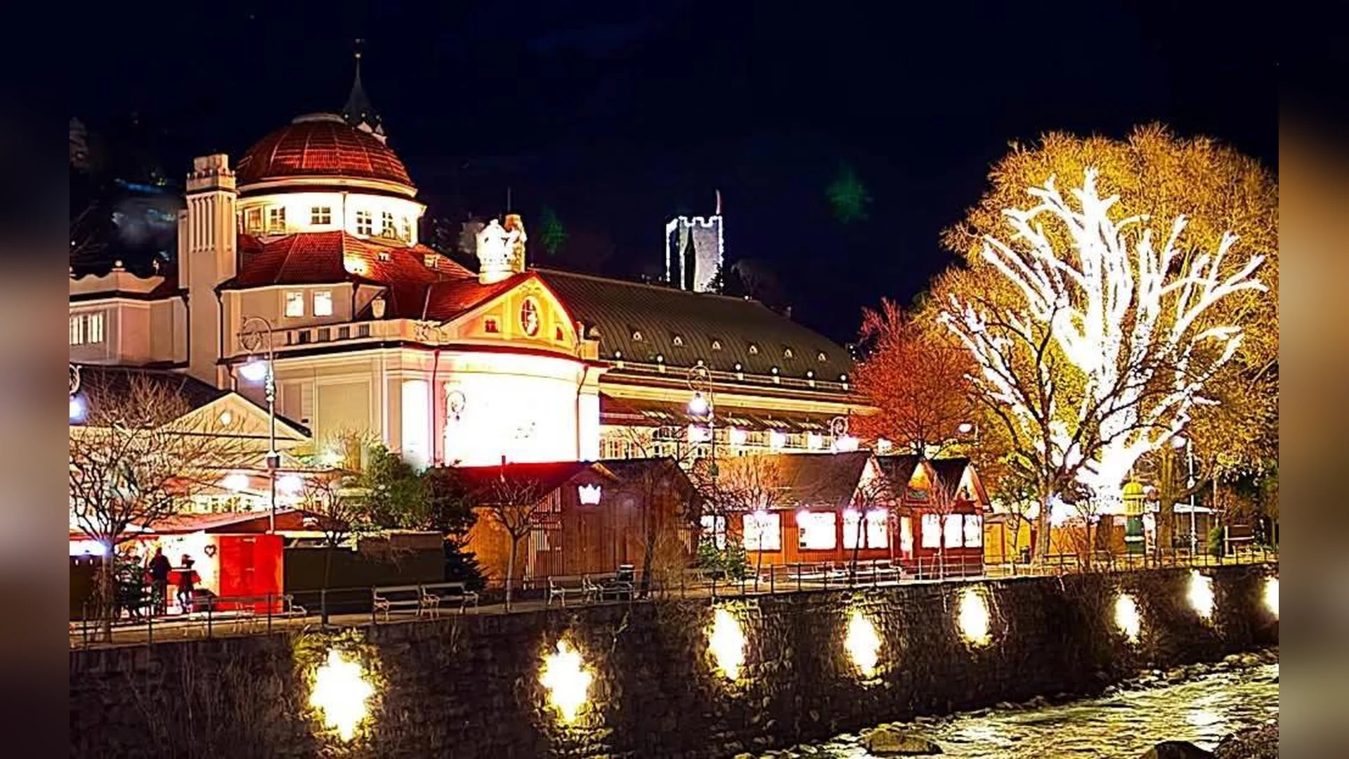 Il Kurhaus di Merano e il lungo Passirio illuminati