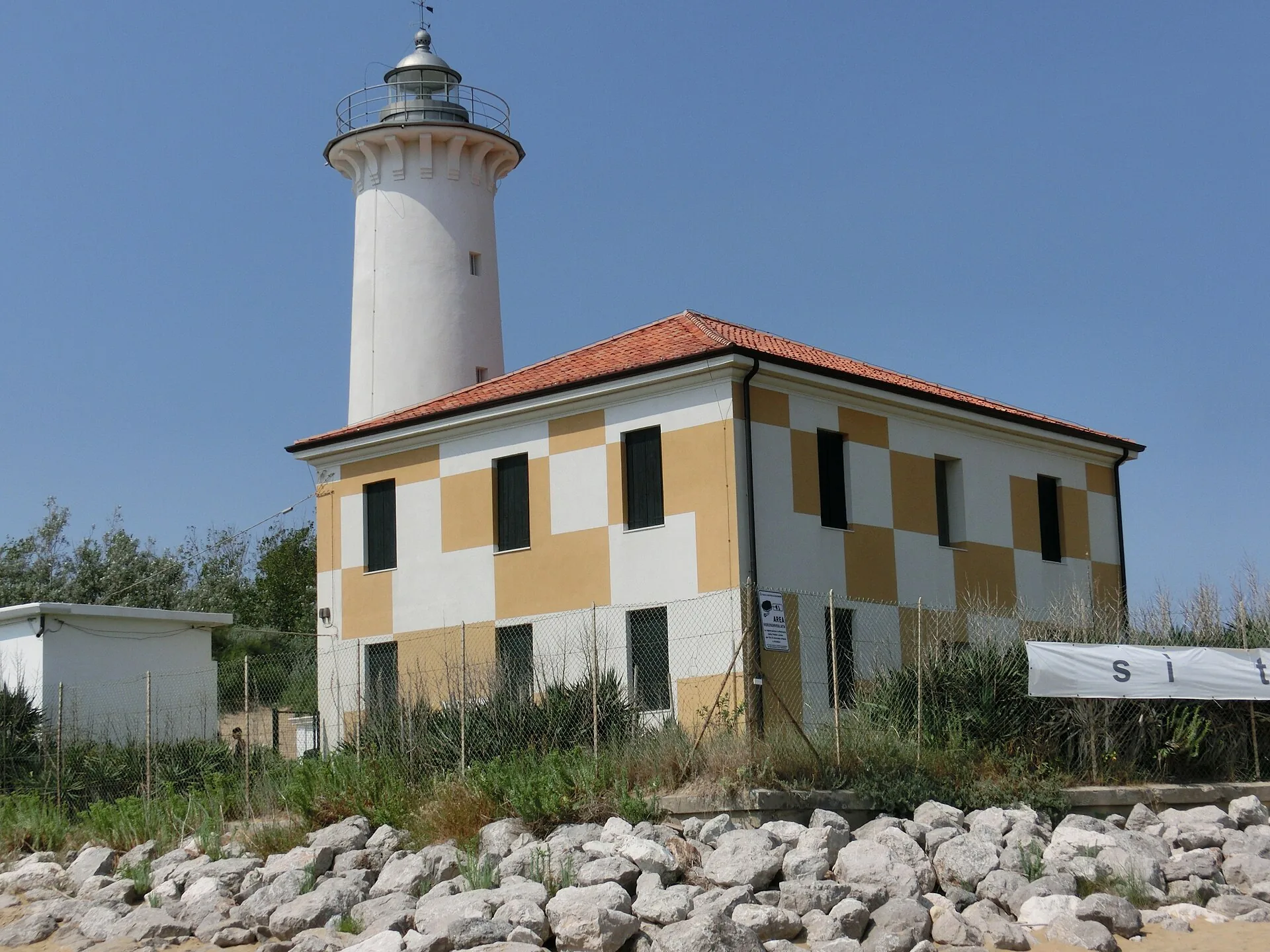 Il faro di Bibione in una giornata di bassa stagione, senza folla