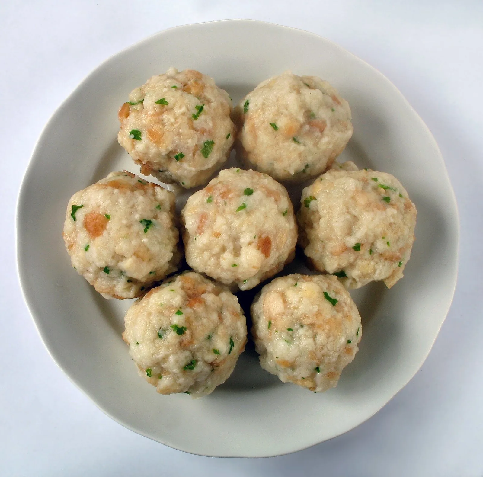 Canederli altoatesini serviti in tavola