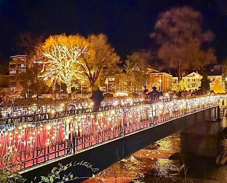 Mercatino di Natale di Merano: il ponte sul Passirio illuminato per le feste