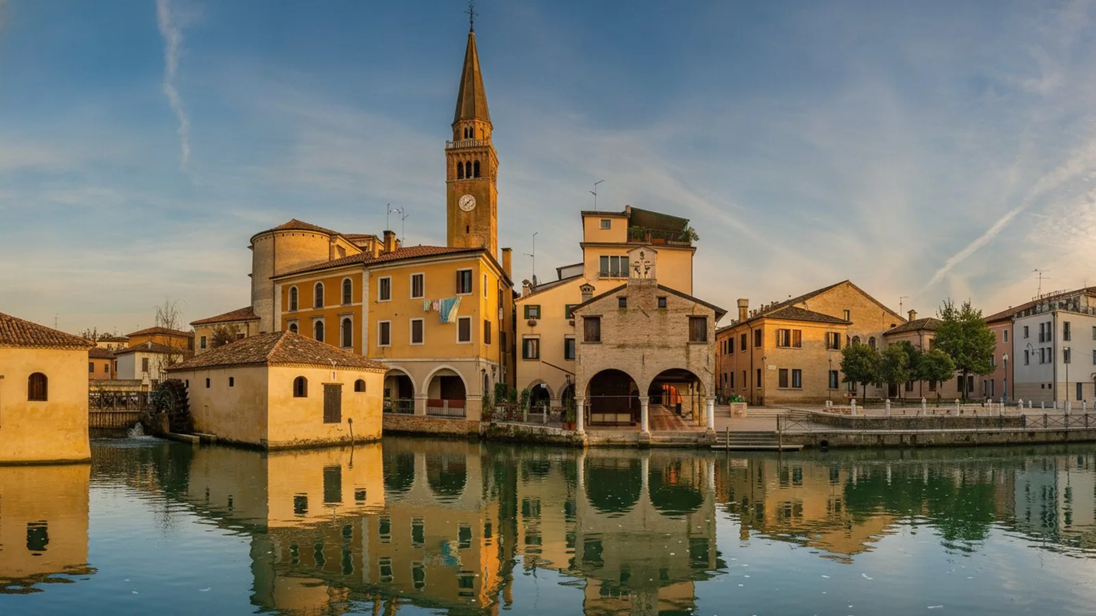 Il centro storico di Portogruaro con i palazzi affacciati sul fiume Lemene