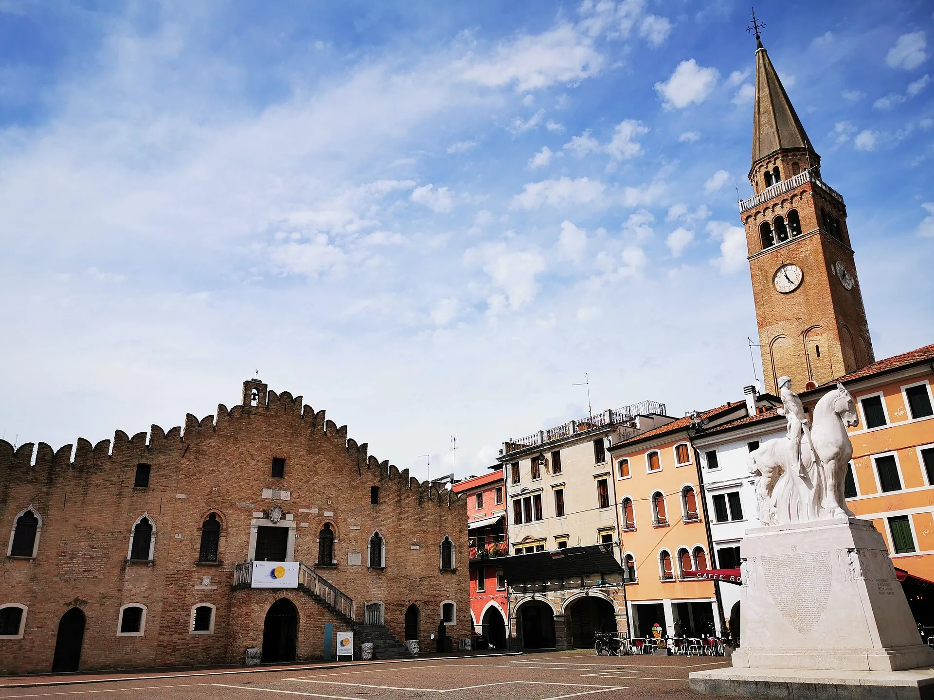 Piazza della Repubblica a Portogruaro con il palazzo comunale merlato e il campanile del Duomo