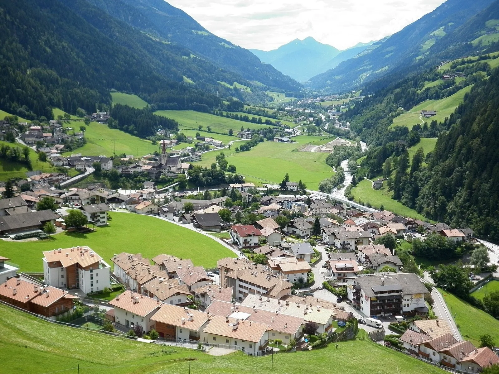 Il paese di San Leonardo in Val Passiria, sopra Merano