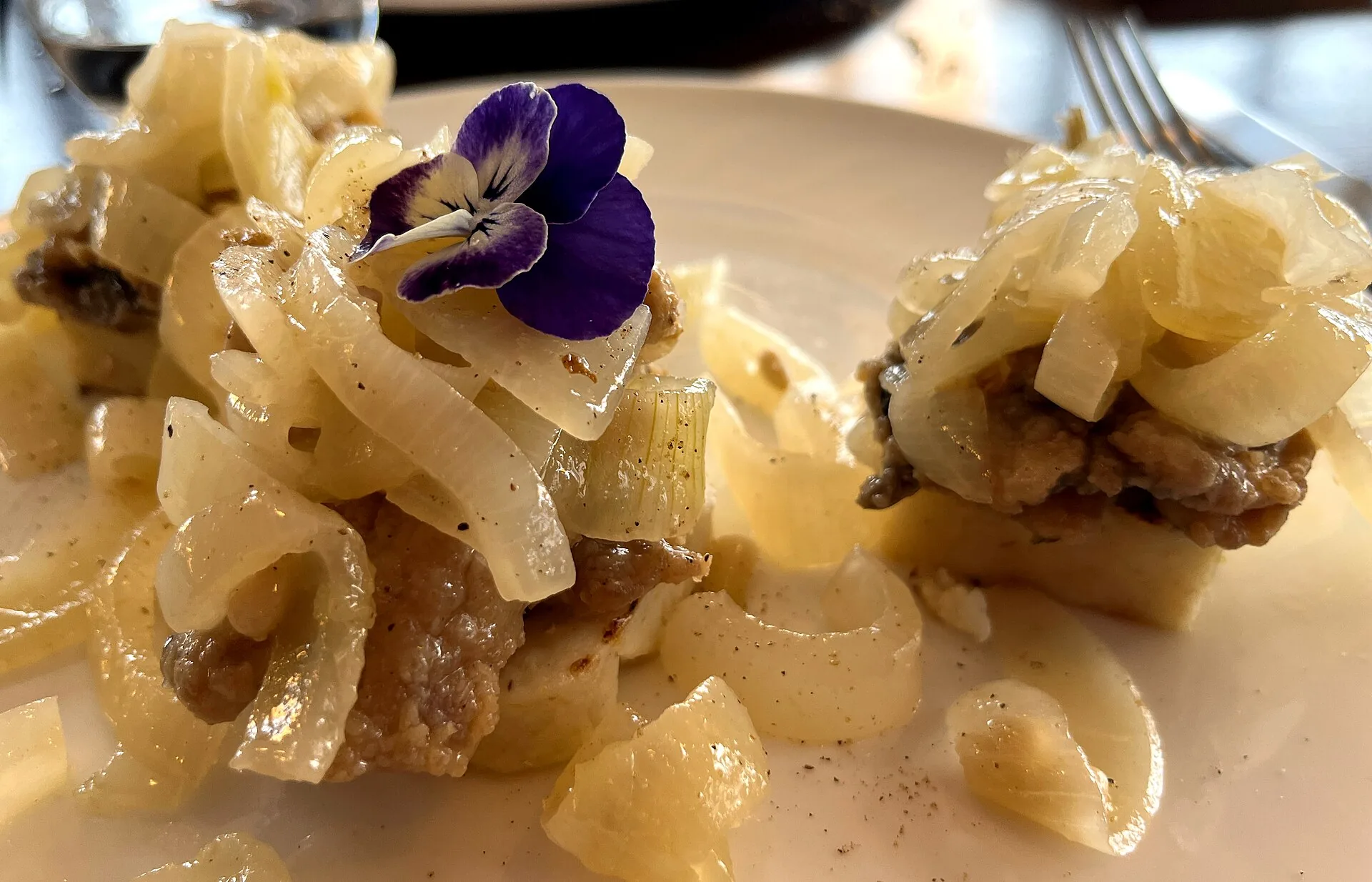 Sarde in saor, piatto tipico veneto a base di sardine, cipolla e aceto
